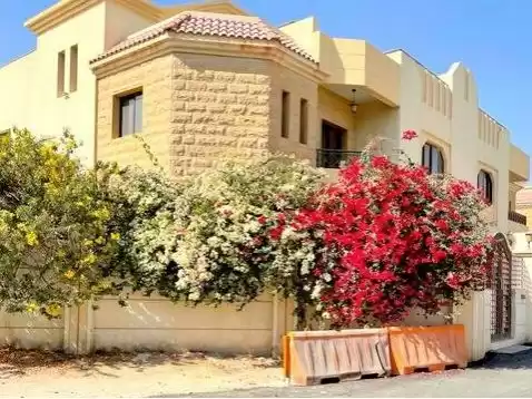 Wohn Klaar eigendom 3 Schlafzimmer S/F Alleinstehende Villa  zu vermieten in Al Sadd , Doha #11044 - 1  image 
